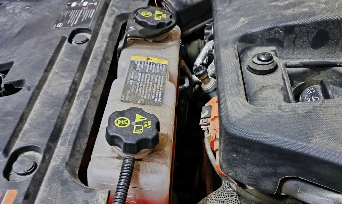 низкий уровень охлаждающей жидкости в системе высоковольтной батареи