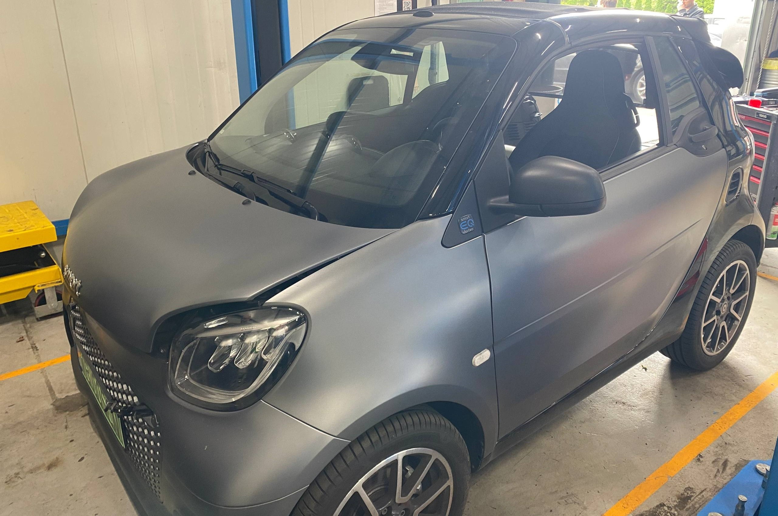 Kompleksowa diagnostyka i wymiana modułu zasilania układu ładowania w Smart Fortwo 2021