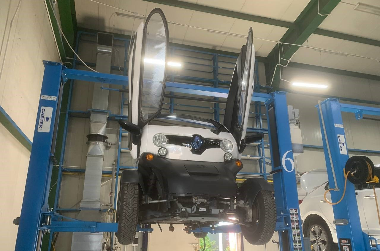 Repair of the High-Voltage Power Supply System on a 2012 Renault Twizy Z.E.