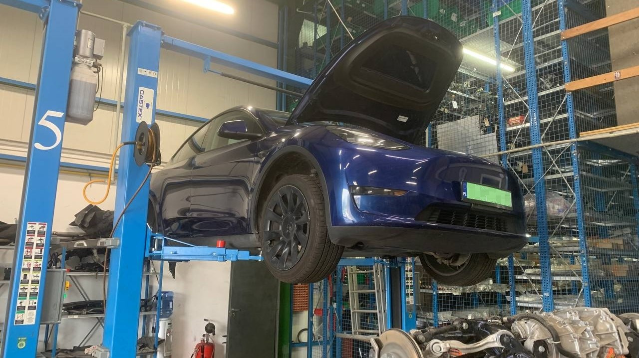Tesla Model 3 ze Stanów Zjednoczonych: dostosowanie systemu ładowania do europejskich standardów oraz kompleksowy remont po wypadku