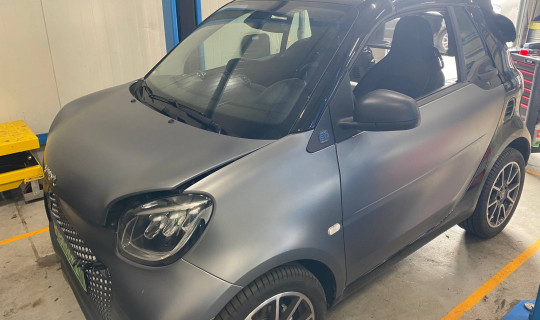 Kompleksowa diagnostyka i wymiana modułu zasilania układu ładowania w Smart Fortwo 2021