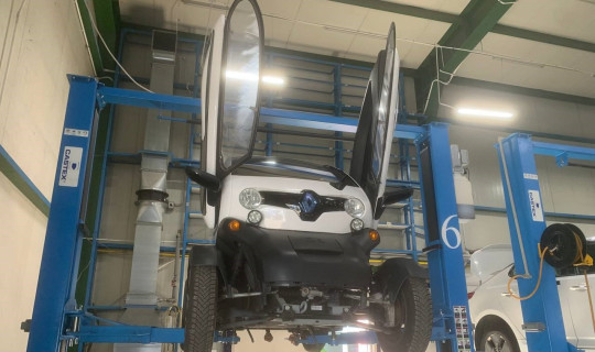Reparatur des Hochspannungs-Stromversorgungssystems des RENAULT Twizy Z.E. 2012