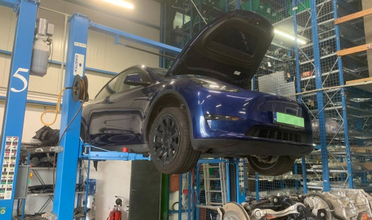 Tesla Model 3 ze Stanów Zjednoczonych: dostosowanie systemu ładowania do europejskich standardów oraz kompleksowy remont po wypadku