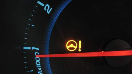 Yellow or red steering wheel lights up on the dashboard. How can this fault be rectified?